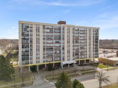 Photo of 33 N Main Street #4J, Lombard, IL 60148 (MLS # 12612503)