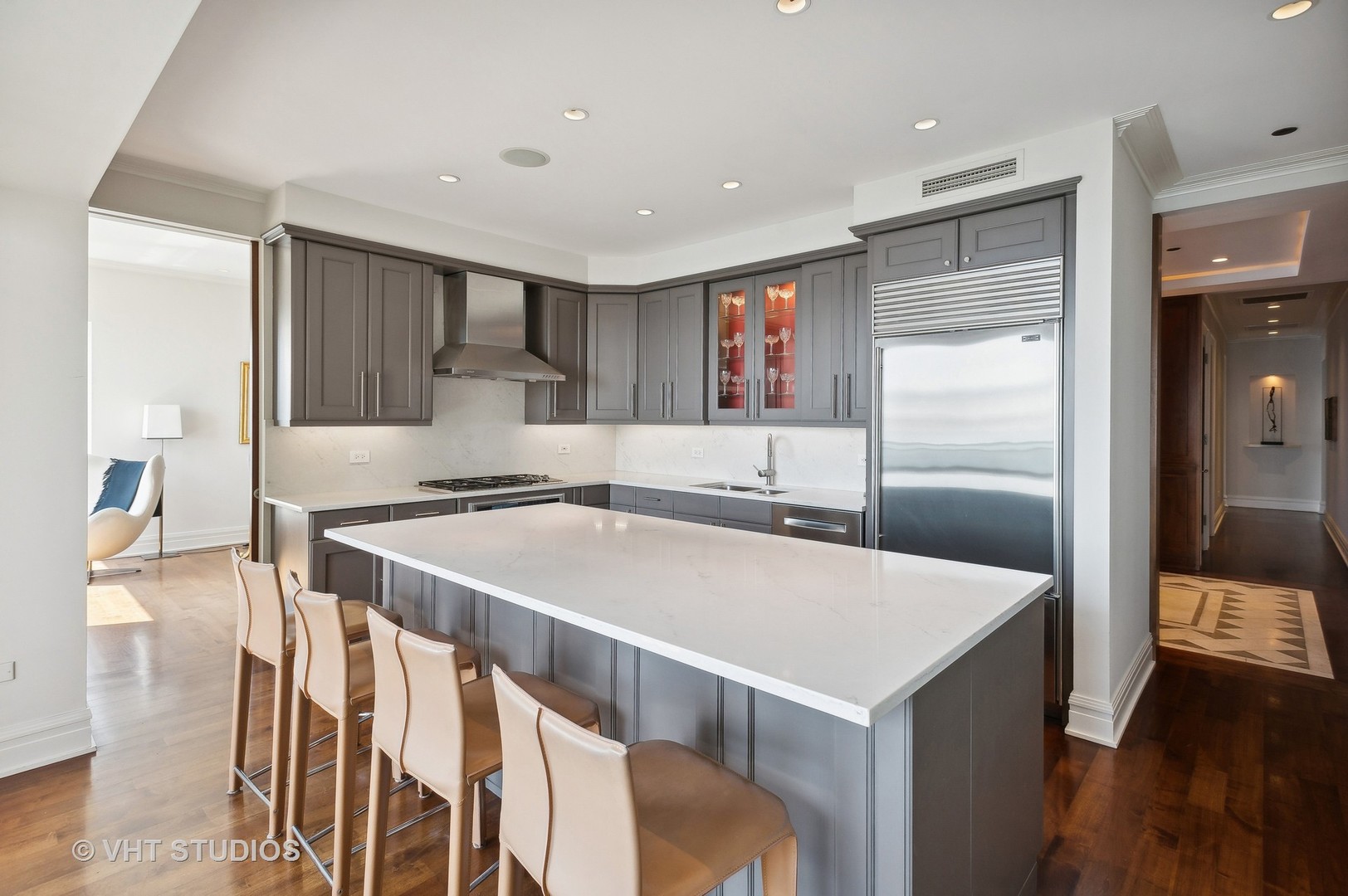 800 N Michigan Avenue 4702