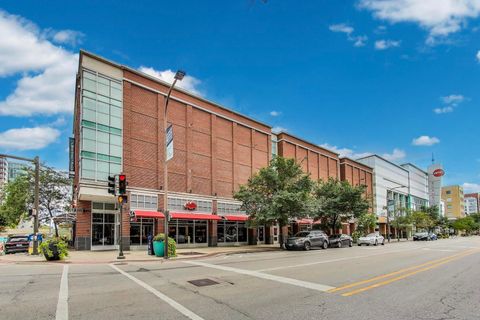 Tiny photo for 1720 Maple Avenue #2420, Evanston, IL 60201 (MLS # 12600202)