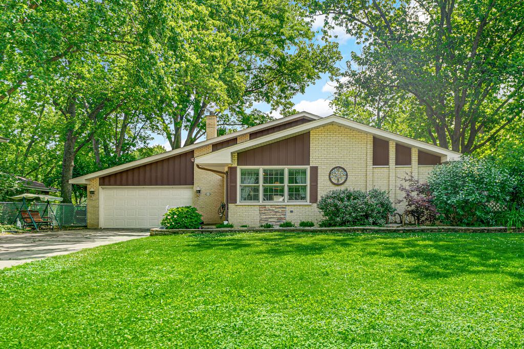 Photo for 13007 S Oak Park Avenue, Palos Heights, IL 60463 (MLS # 12508153)