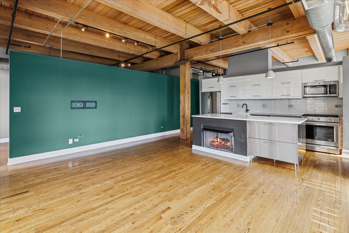 625 W Jackson Boulevard 404