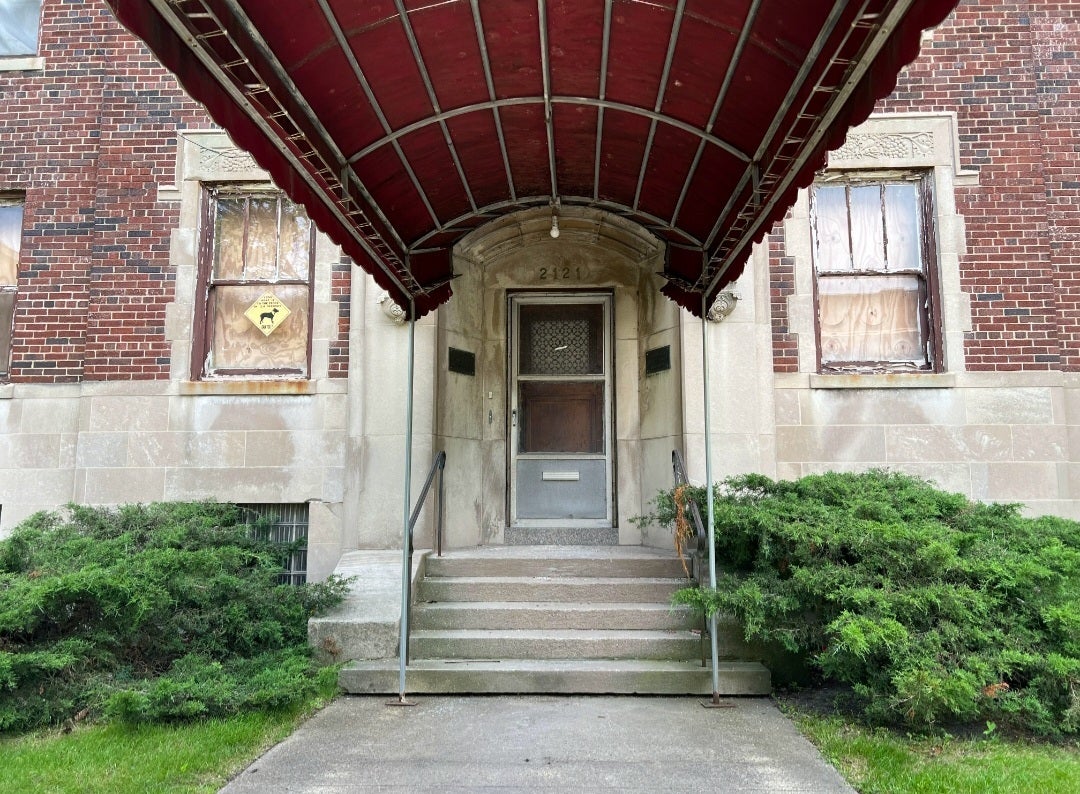 2121 E 72nd Street