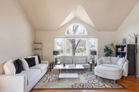 Tiny photo for 2212 Magnolia Court W, Buffalo Grove, IL 60089 (MLS # 12612474)