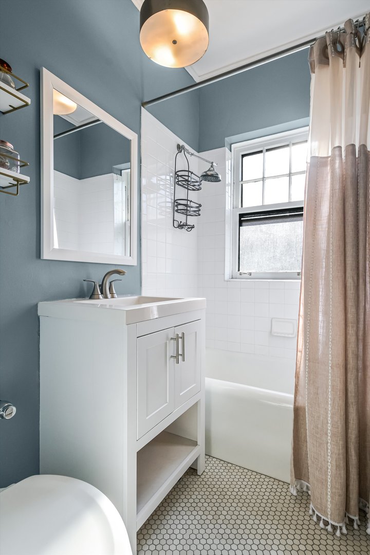 Evanston, Illinois 60202, United States, 2 Bedrooms Bedrooms, ,2 BathroomsBathrooms,Residential,Active,246433