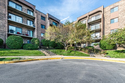 Photo of 601 W Huntington Common Road #201, Mount Prospect, IL 60056 (MLS # 12742783)