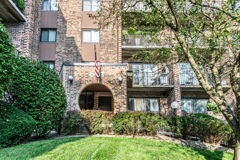Tiny photo for 601 W Huntington Common Road #201, Mount Prospect, IL 60056 (MLS # 12742783)