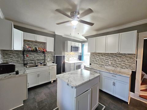 Tiny photo for 2614 McKinley Avenue, Davenport, IA 52802 (MLS # 12549316)