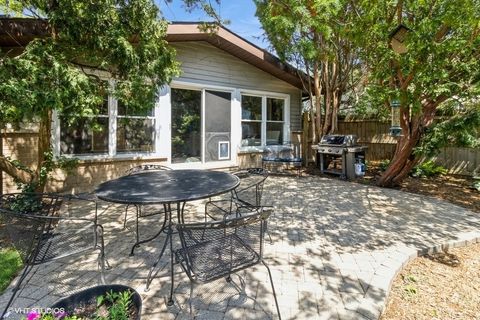 Tiny photo for 241 Diamond Head Drive, Des Plaines, IL 60018 (MLS # 12477053)