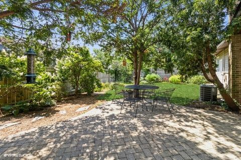 Tiny photo for 241 Diamond Head Drive, Des Plaines, IL 60018 (MLS # 12477053)