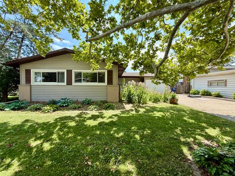 Photo of 241 Diamond Head Drive, Des Plaines, IL 60018 (MLS # 12477053)