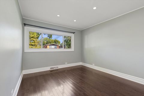 Tiny photo for 241 Diamond Head Drive, Des Plaines, IL 60018 (MLS # 12477053)