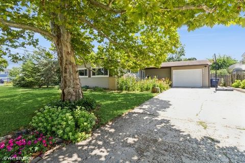 Tiny photo for 241 Diamond Head Drive, Des Plaines, IL 60018 (MLS # 12477053)