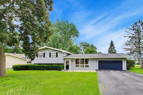 Photo of 2401 E Thornwood Drive, Lindenhurst, IL 60046 (MLS # 12684703)
