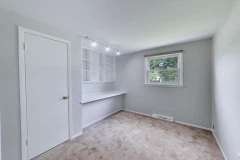 Tiny photo for 2401 E Thornwood Drive, Lindenhurst, IL 60046 (MLS # 12684703)