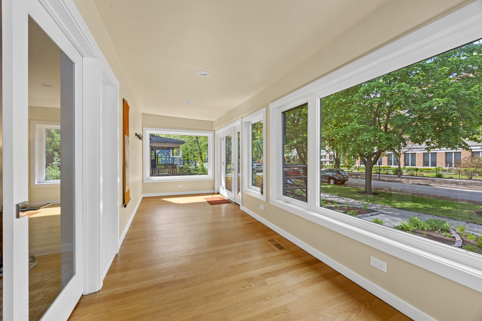 2125 W Greenleaf Avenue