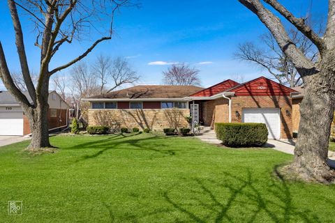 708 W Dresser Drive Mount Prospect IL 60056