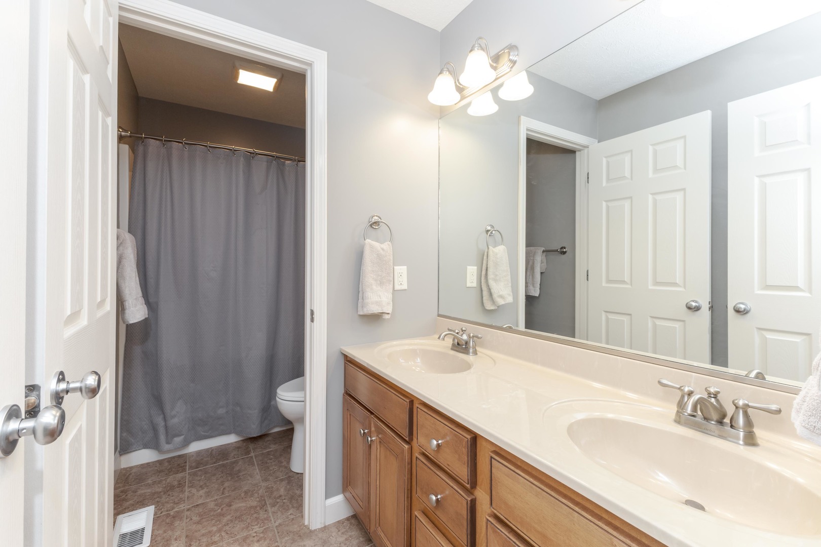 Normal, Illinois 61761, United States, 4 Bedrooms Bedrooms, ,3 BathroomsBathrooms,Residential,Contingent,196201