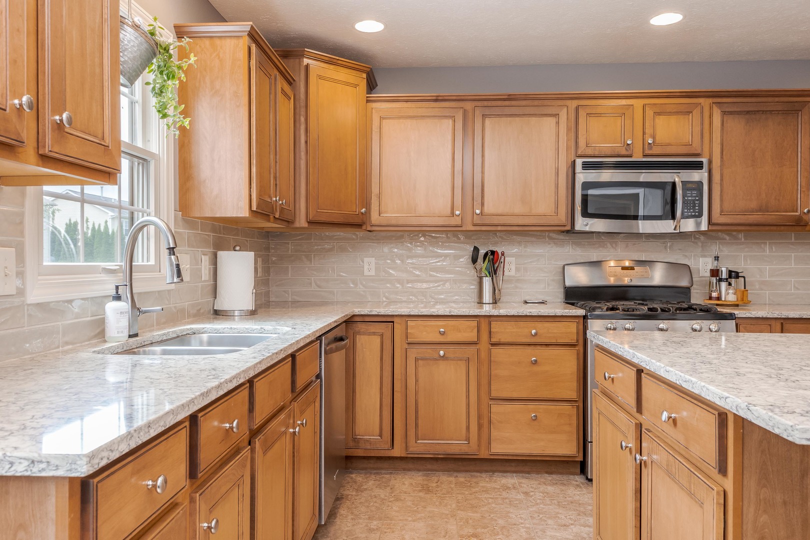 Normal, Illinois 61761, United States, 4 Bedrooms Bedrooms, ,3 BathroomsBathrooms,Residential,Contingent,196201