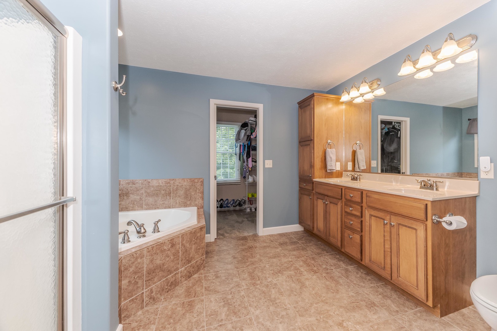 Normal, Illinois 61761, United States, 4 Bedrooms Bedrooms, ,3 BathroomsBathrooms,Residential,Contingent,196201