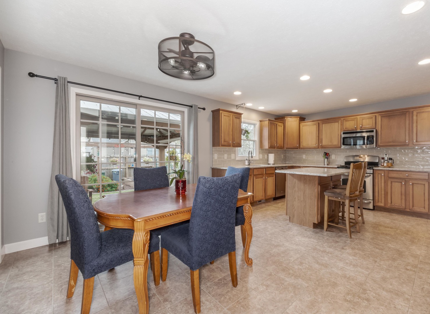 Normal, Illinois 61761, United States, 4 Bedrooms Bedrooms, ,3 BathroomsBathrooms,Residential,Contingent,196201