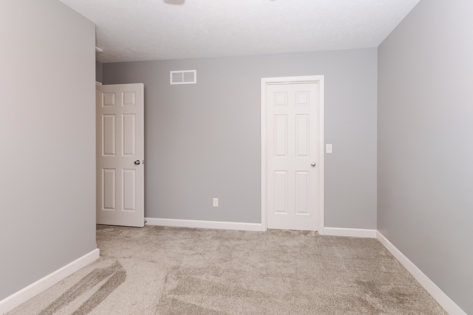 Normal, Illinois 61761, United States, 4 Bedrooms Bedrooms, ,3 BathroomsBathrooms,Residential,Contingent,196201