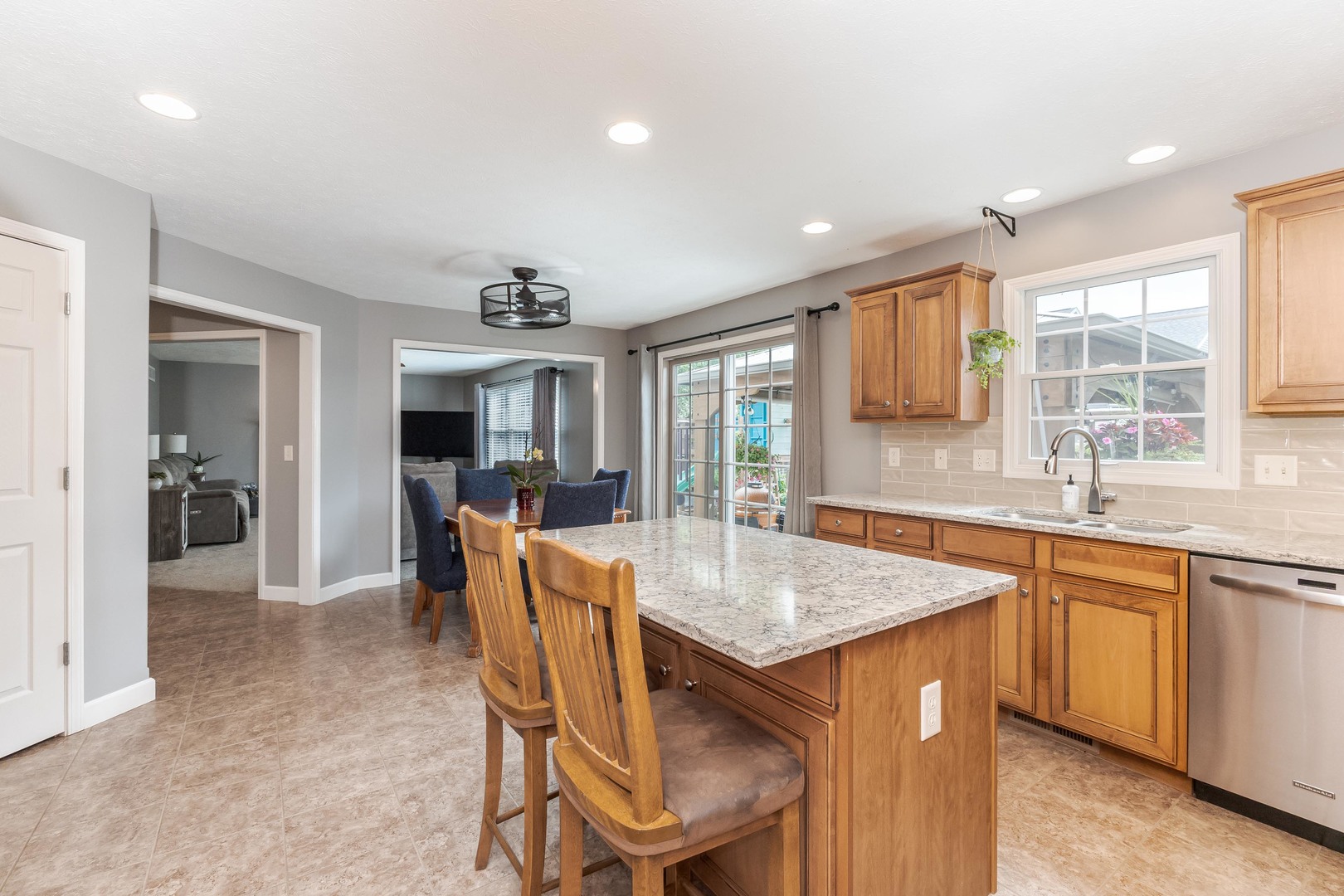 Normal, Illinois 61761, United States, 4 Bedrooms Bedrooms, ,3 BathroomsBathrooms,Residential,Contingent,196201