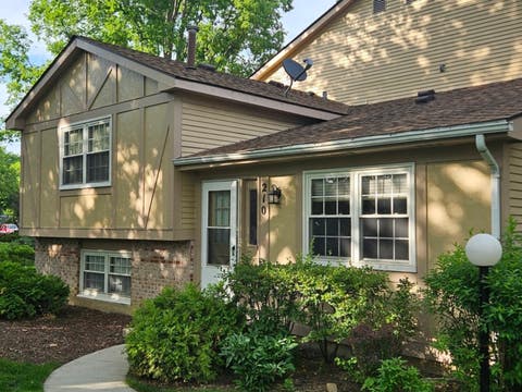 Photo of 210 Redwood Court, Vernon Hills, IL 60061 (MLS # 12732908)