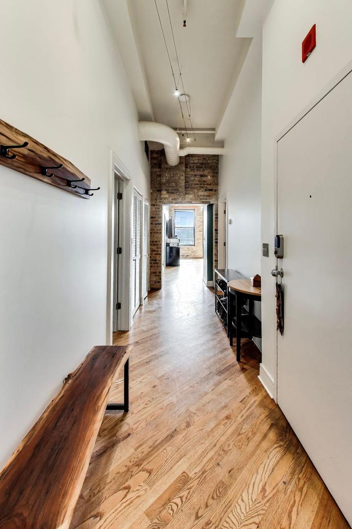 1400 N Milwaukee Avenue 305