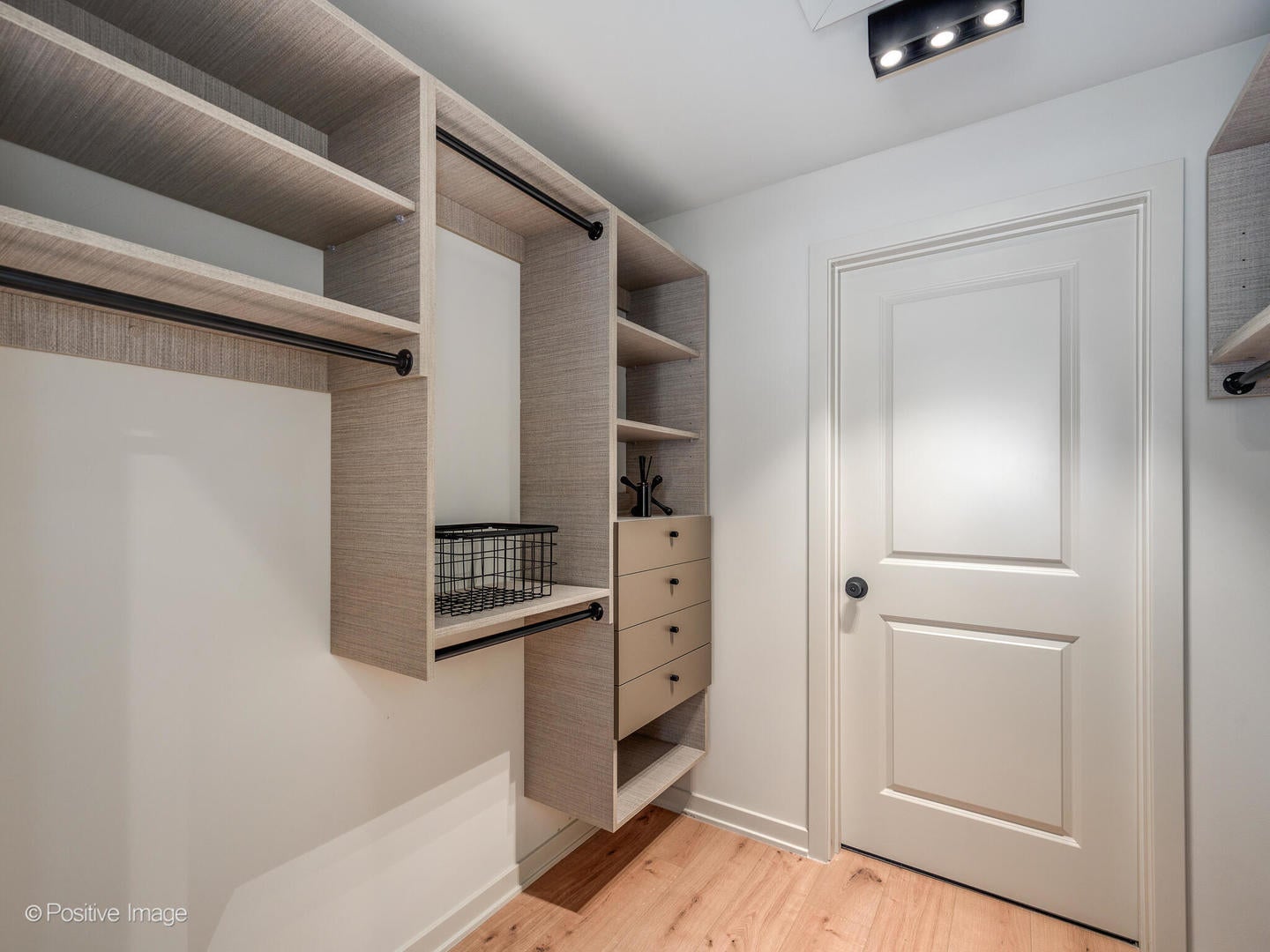 1235 N ASHLAND Avenue 502