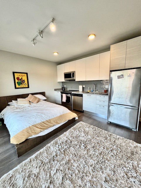 2407 W Eastwood Avenue 402