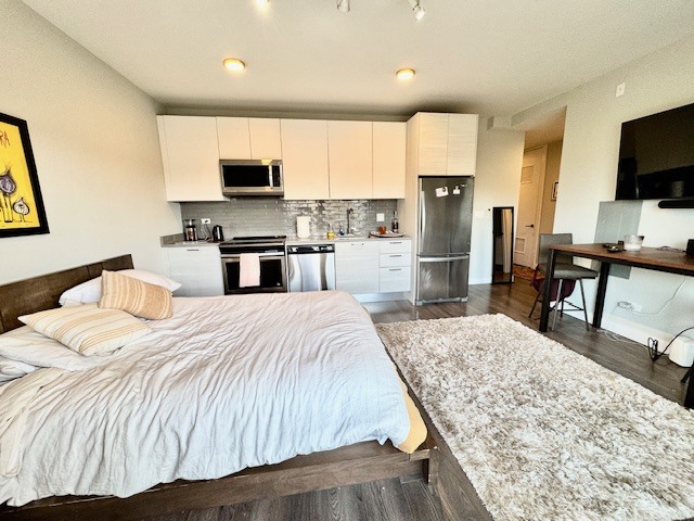 2407 W Eastwood Avenue 402