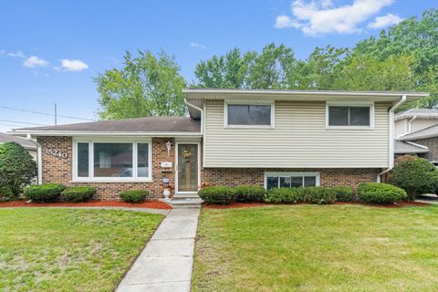 Tiny photo for 15240 Woodlawn Avenue, Dolton, IL 60419 (MLS # 12386837)