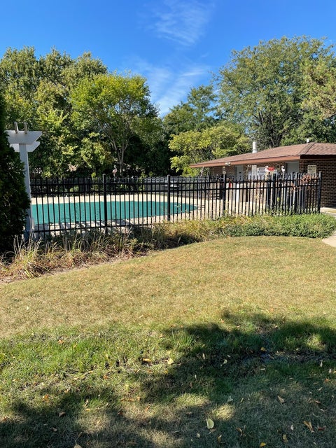 Tiny photo for 650 Perrie Drive #304, Elk Grove Village, IL 60007 (MLS # 12752138)