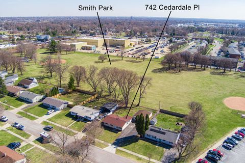 Tiny photo for 742 Cedardale Place, Aurora, IL 60506 (MLS # 12598574)