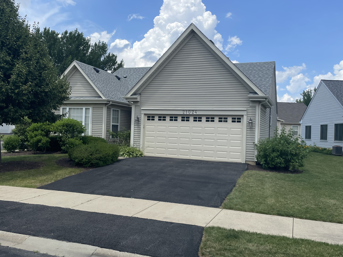 21024 W Walnut Lane