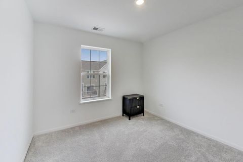 Tiny photo for 1406 Neubauer Circle #1904, Lindenhurst, IL 60046 (MLS # 12620165)