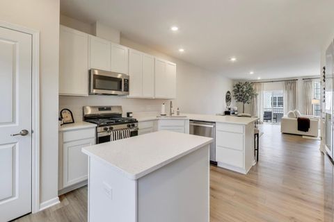 Tiny photo for 1406 Neubauer Circle #1904, Lindenhurst, IL 60046 (MLS # 12620165)