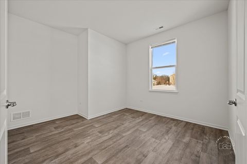 Tiny photo for 218 Sussex Court, North Aurora, IL 60542 (MLS # 12539415)