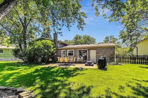 Tiny photo for 318 W Hackberry Drive, Arlington Heights, IL 60004 (MLS # 12693655)