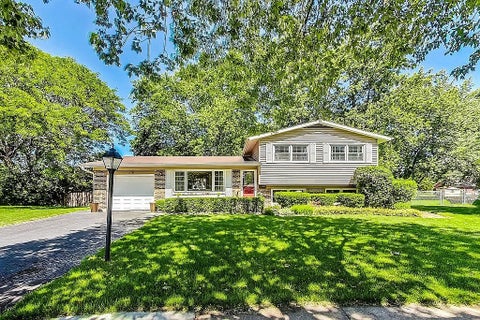 Photo of 318 W Hackberry Drive, Arlington Heights, IL 60004 (MLS # 12693655)