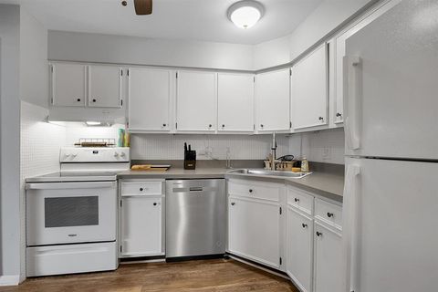 Tiny photo for 850 S Lorraine Road #3B, Wheaton, IL 60189 (MLS # 12549092)