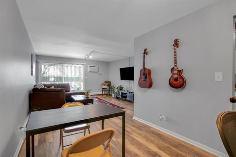 Tiny photo for 850 S Lorraine Road #3B, Wheaton, IL 60189 (MLS # 12549092)