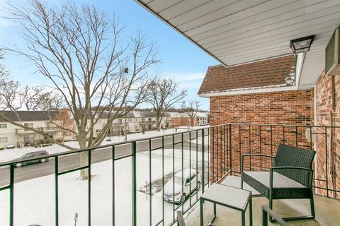 Tiny photo for 850 S Lorraine Road #3B, Wheaton, IL 60189 (MLS # 12549092)