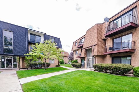 Photo of 4917 W 109th Street #301, Oak Lawn, IL 60453 (MLS # 12633635)