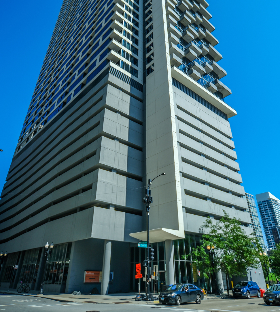 235 W VAN BUREN Street
