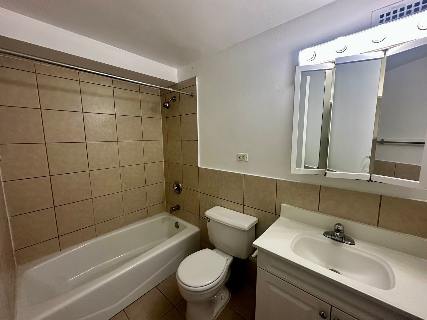 4180 N Marine Drive 1006