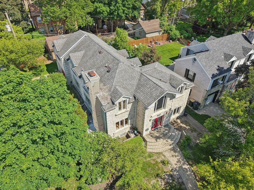 Photo for 6857 N Knox Avenue, Lincolnwood, IL 60712 (MLS # 12447456)