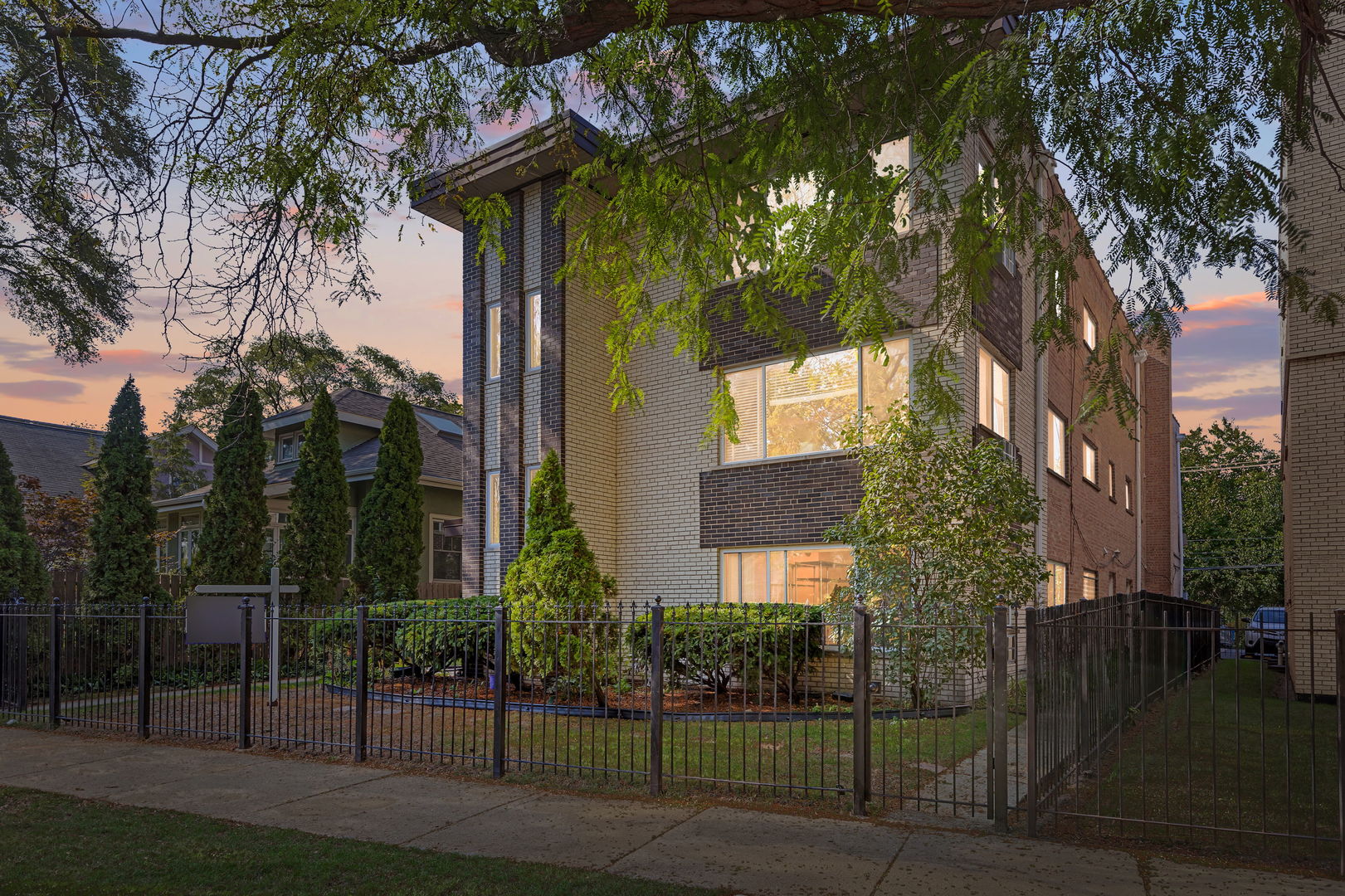 7070 N Ridge Boulevard 1A