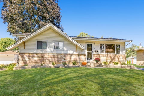 Photo of 700 Elderberry Lane, Mount Prospect, IL 60056 (MLS # 12768442)