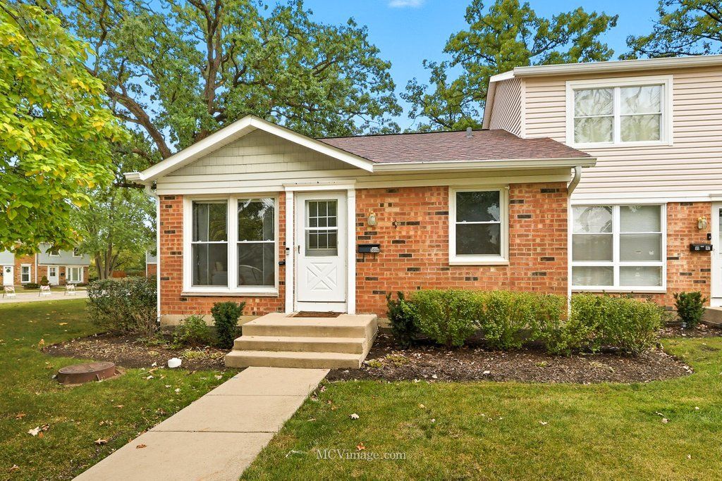 Photo for 3098 Lynnwood Court, Streamwood, IL 60107 (MLS # 12491888)